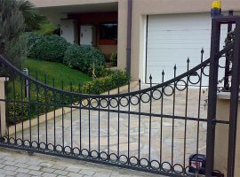 Yana Kayar Bahçe Kapıları